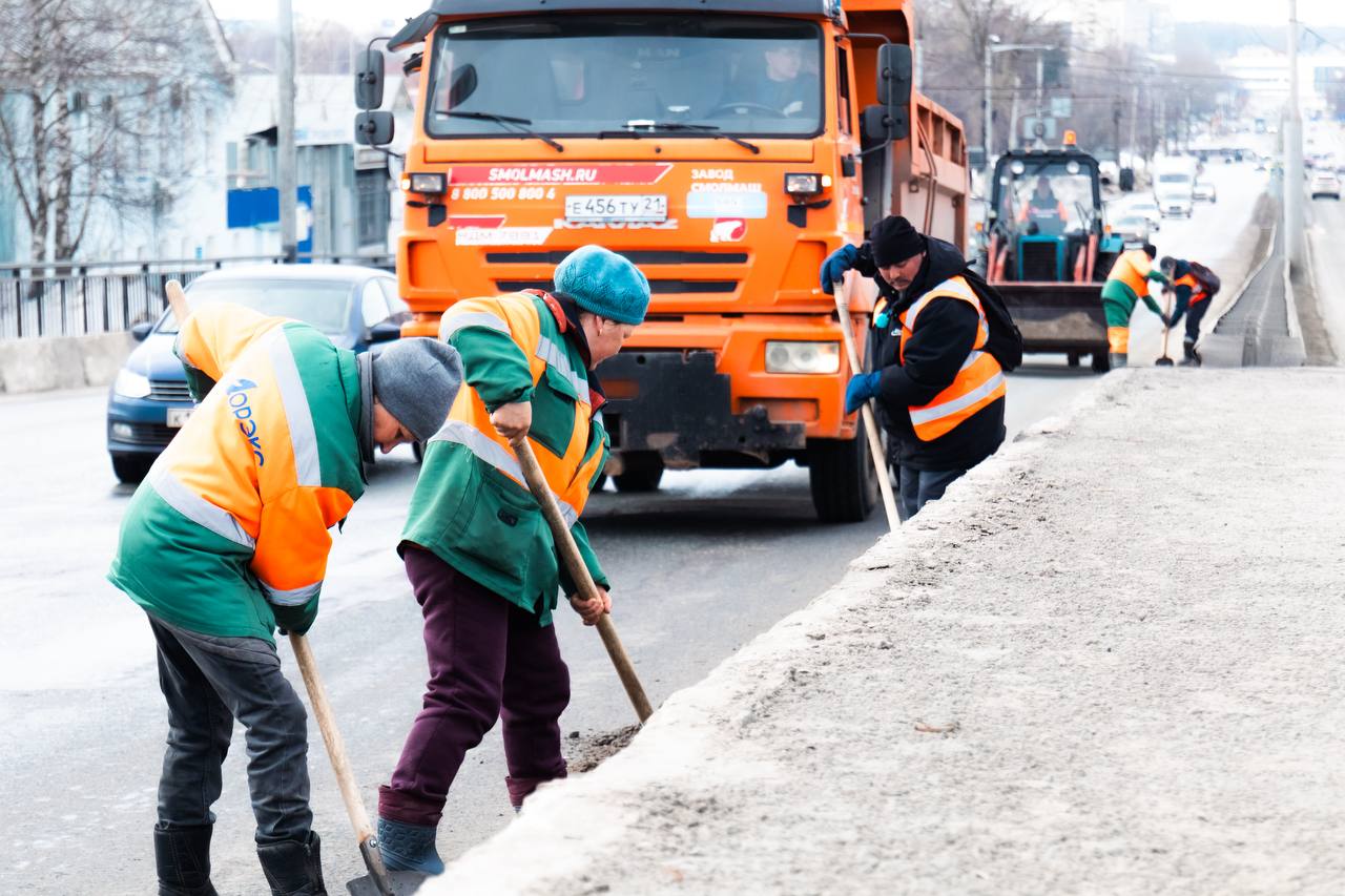 Городская уборка не прекращается даже в выходные Городская уборка не прекращается даже в выходные