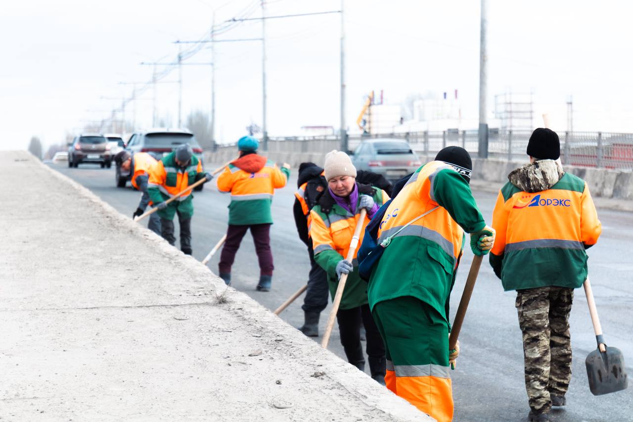 Городская уборка не прекращается даже в выходные Городская уборка не прекращается даже в выходные