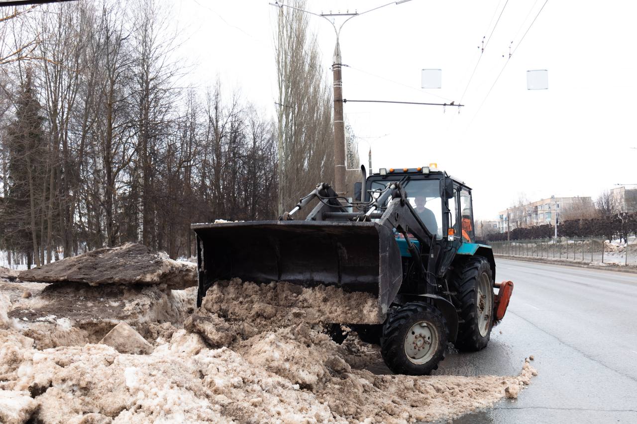 Городская уборка не прекращается даже в выходные Городская уборка не прекращается даже в выходные