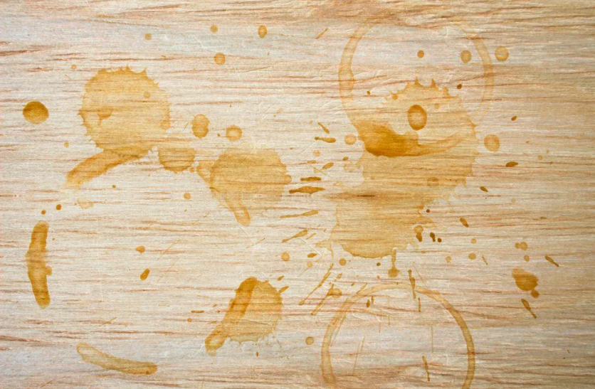 Как быстро справиться с пятнами на столе, не используя магазинные средства