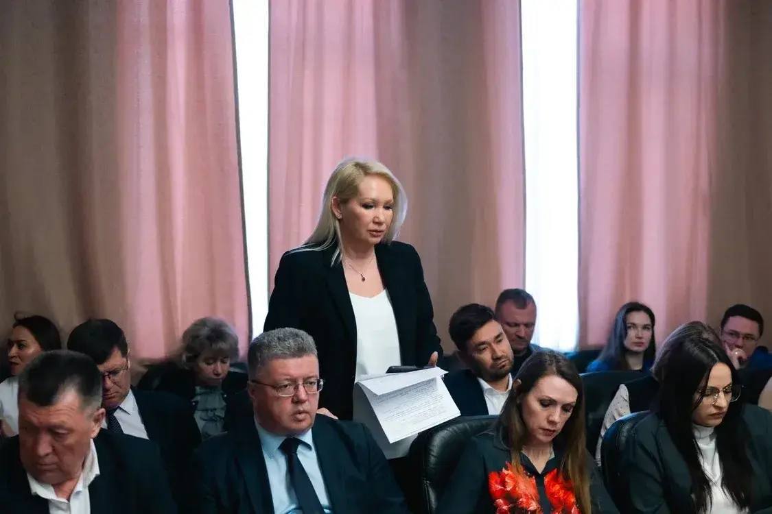 Глава города Чебоксары провел рабочую встречу с Председателем ЧГСД Владимиром Доброхотовым, руководителем фракции «Единая Россия» Натальей Евсюковой и с членами фракции Глава города Чебоксары провел рабочую встречу с Председателем ЧГСД Владимиром Доброхотовым, руководителем фракции «Единая Россия» Натальей Евсюковой и с членами фракции