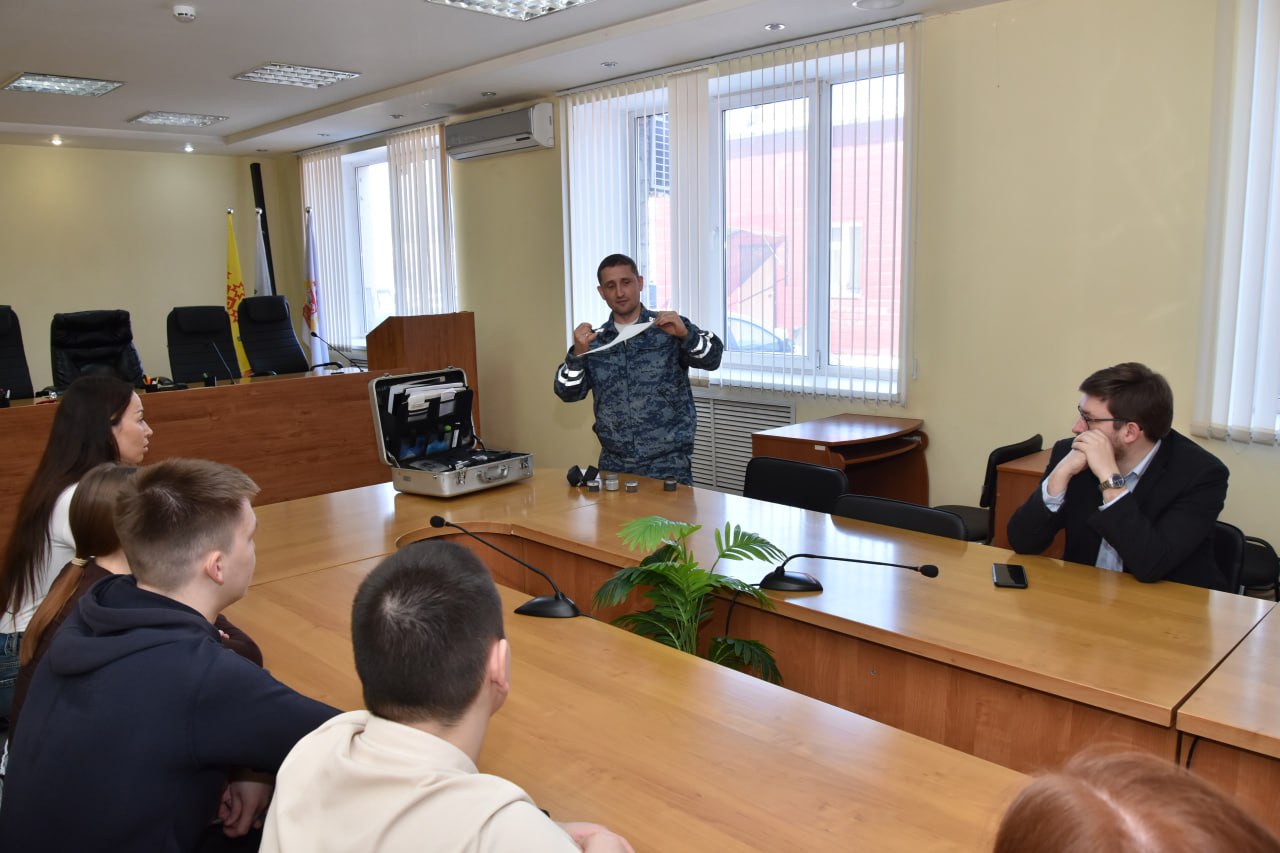 В Чебоксарах сотрудники УМВД и представители Общественного совета при ведомстве провели профориентационную встречу с будущими юристами В Чебоксарах сотрудники УМВД и представители Общественного совета при ведомстве провели профориентационную встречу с будущими юристами