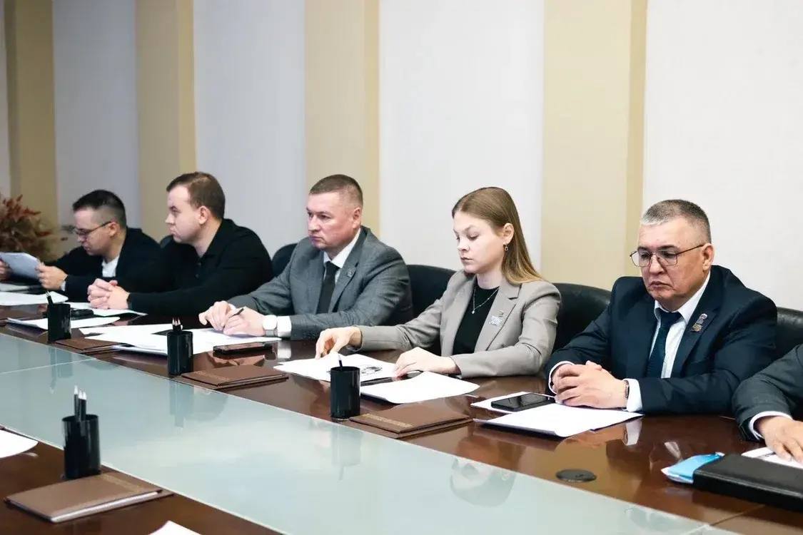 Глава города Чебоксары провел рабочую встречу с Председателем ЧГСД Владимиром Доброхотовым, руководителем фракции «Единая Россия» Натальей Евсюковой и с членами фракции Глава города Чебоксары провел рабочую встречу с Председателем ЧГСД Владимиром Доброхотовым, руководителем фракции «Единая Россия» Натальей Евсюковой и с членами фракции