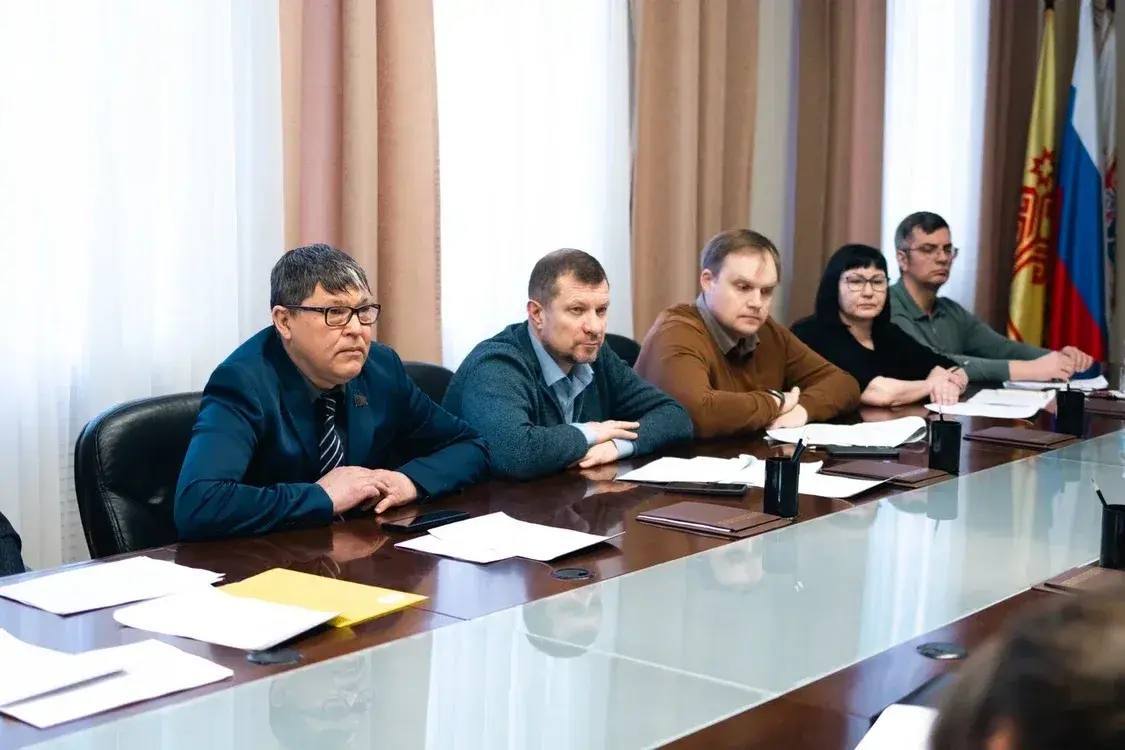 Глава города Чебоксары провел рабочую встречу с Председателем ЧГСД Владимиром Доброхотовым, руководителем фракции «Единая Россия» Натальей Евсюковой и с членами фракции Глава города Чебоксары провел рабочую встречу с Председателем ЧГСД Владимиром Доброхотовым, руководителем фракции «Единая Россия» Натальей Евсюковой и с членами фракции