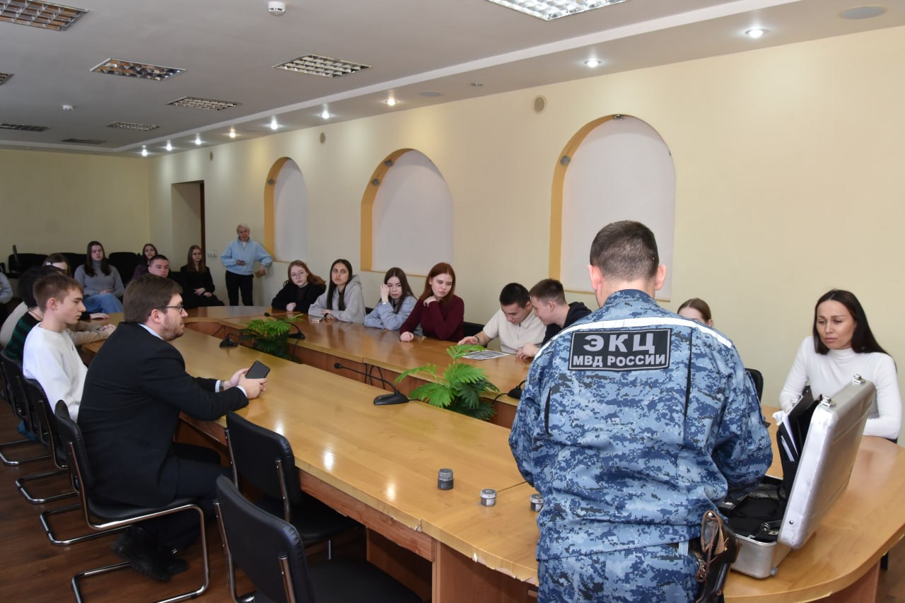 В Чебоксарах сотрудники УМВД и представители Общественного совета при ведомстве провели профориентационную встречу с будущими юристами В Чебоксарах сотрудники УМВД и представители Общественного совета при ведомстве провели профориентационную встречу с будущими юристами