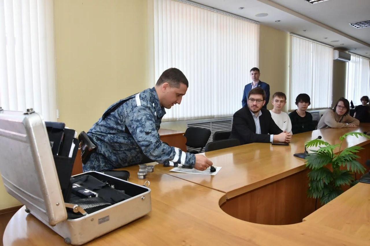 В Чебоксарах сотрудники УМВД и представители Общественного совета при ведомстве провели профориентационную встречу с будущими юристами В Чебоксарах сотрудники УМВД и представители Общественного совета при ведомстве провели профориентационную встречу с будущими юристами