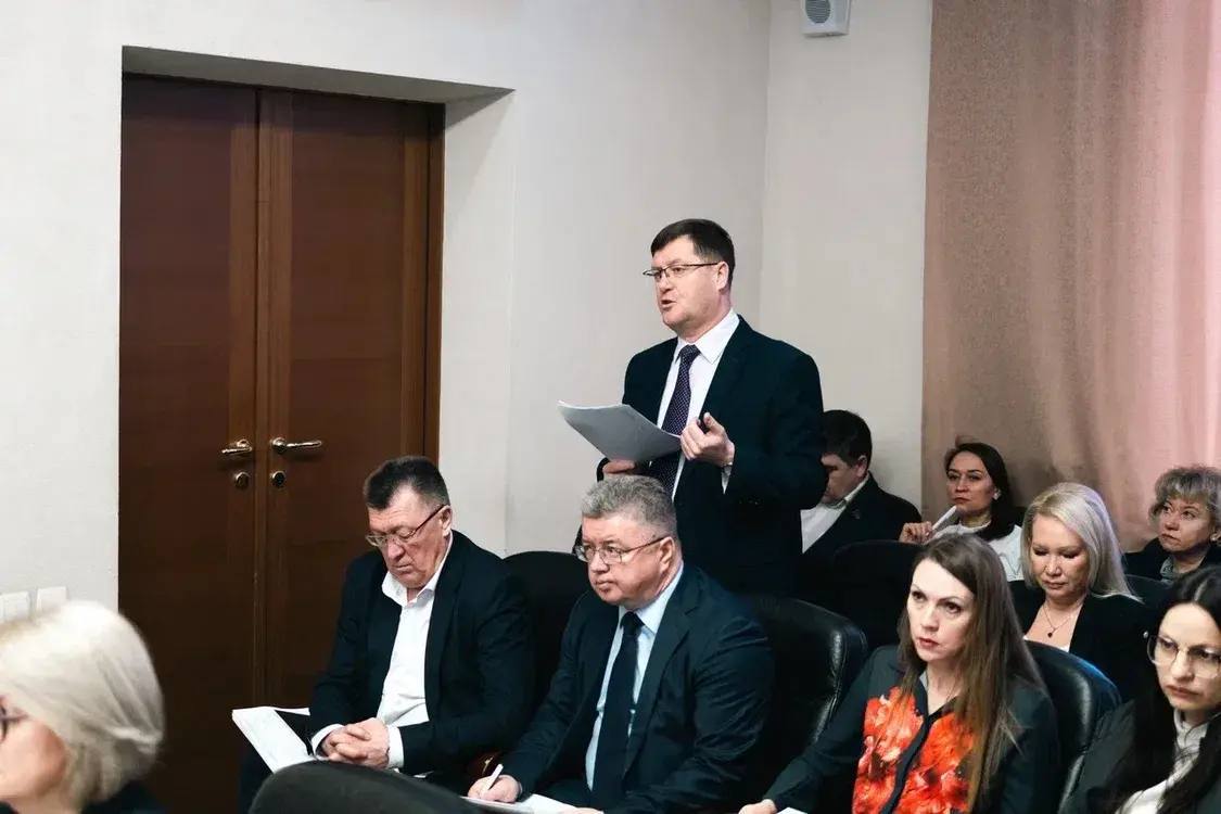 Глава города Чебоксары провел рабочую встречу с Председателем ЧГСД Владимиром Доброхотовым, руководителем фракции «Единая Россия» Натальей Евсюковой и с членами фракции Глава города Чебоксары провел рабочую встречу с Председателем ЧГСД Владимиром Доброхотовым, руководителем фракции «Единая Россия» Натальей Евсюковой и с членами фракции