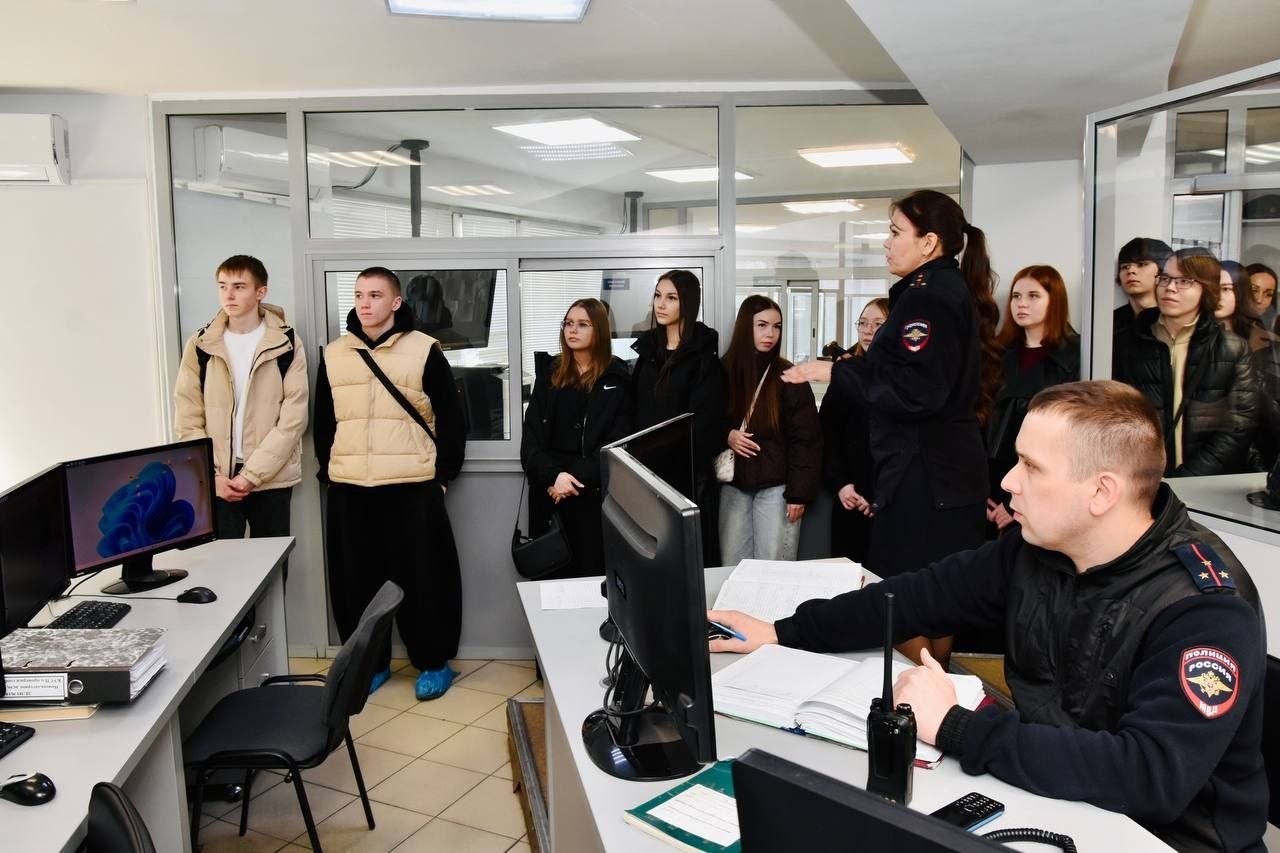 В Чебоксарах сотрудники УМВД и представители Общественного совета при ведомстве провели профориентационную встречу с будущими юристами В Чебоксарах сотрудники УМВД и представители Общественного совета при ведомстве провели профориентационную встречу с будущими юристами