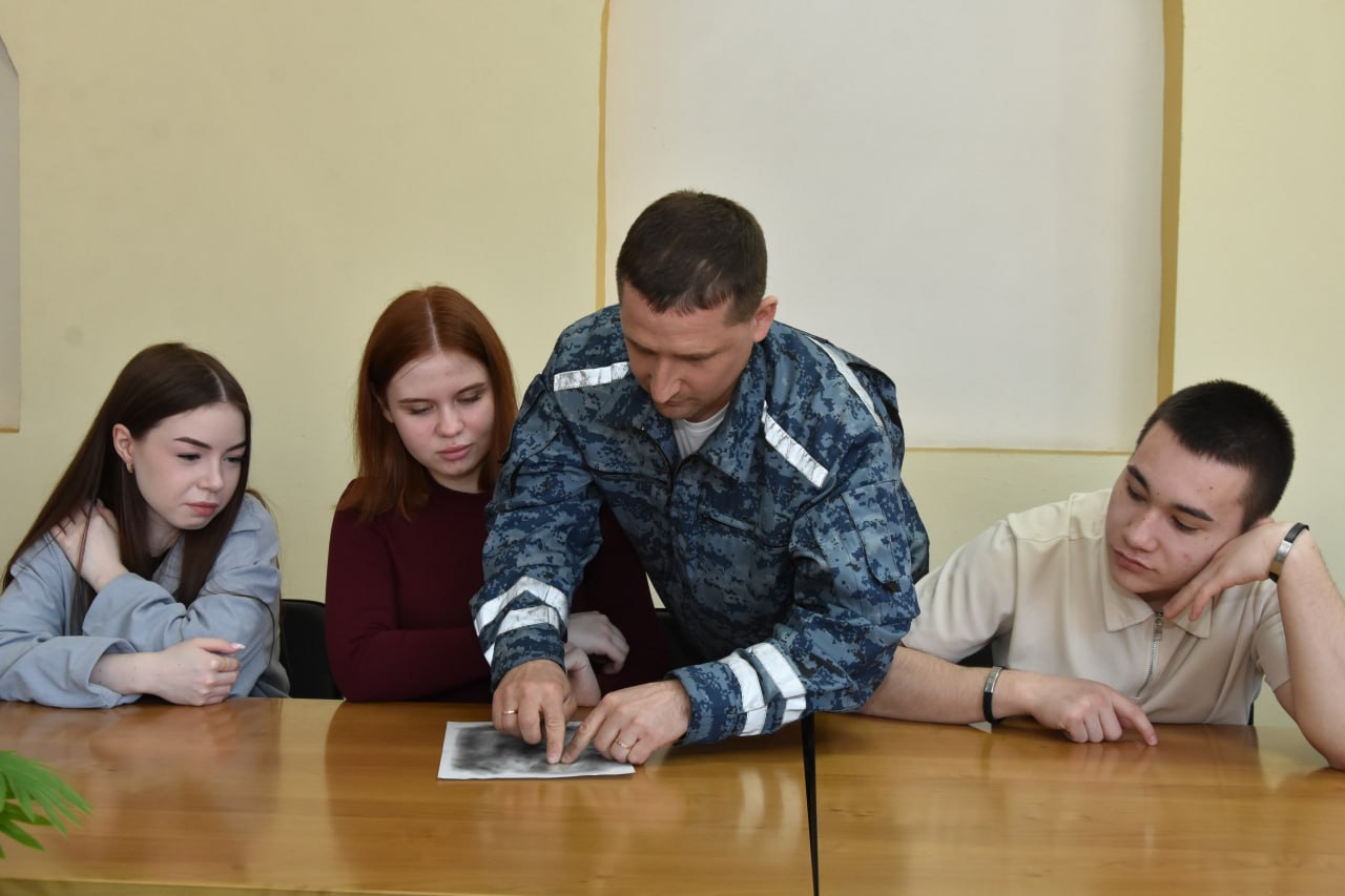 В Чебоксарах сотрудники УМВД и представители Общественного совета при ведомстве провели профориентационную встречу с будущими юристами В Чебоксарах сотрудники УМВД и представители Общественного совета при ведомстве провели профориентационную встречу с будущими юристами