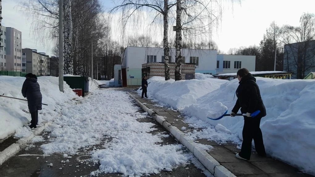 Образовательные учреждения Чебоксар начали уборку после зимы Образовательные учреждения Чебоксар начали уборку после зимы