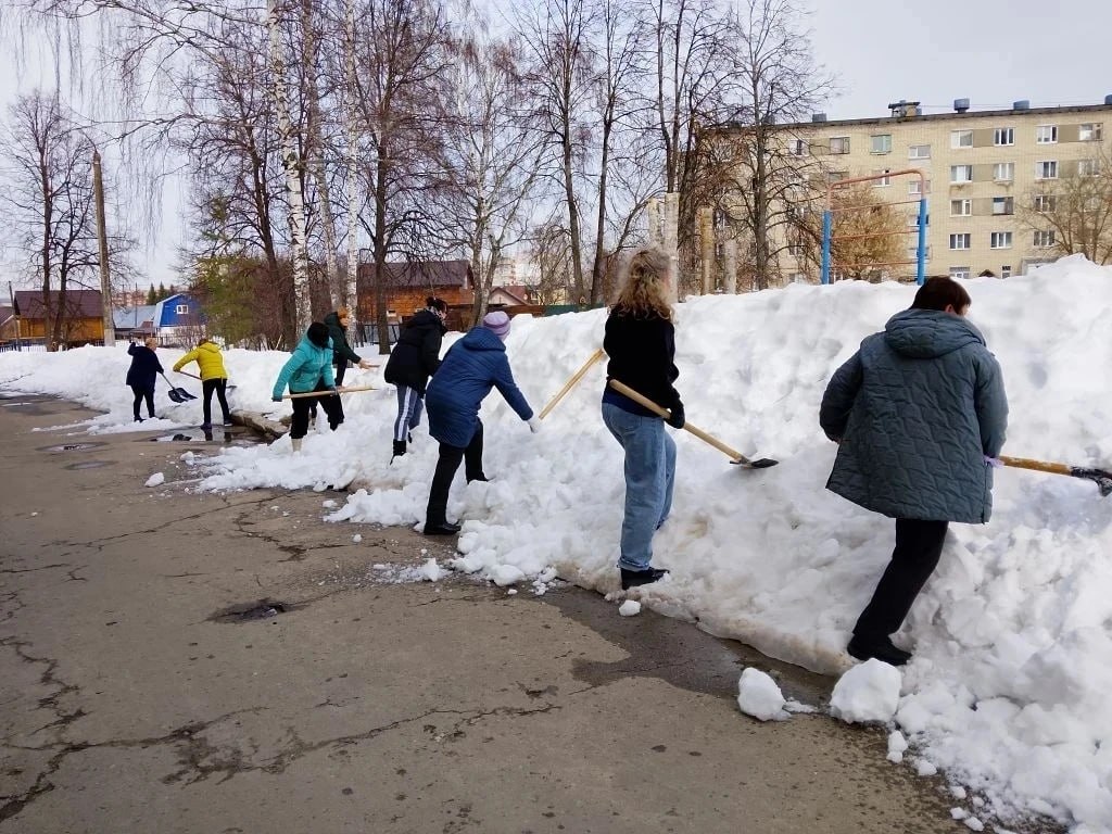 Образовательные учреждения Чебоксар начали уборку после зимы Образовательные учреждения Чебоксар начали уборку после зимы