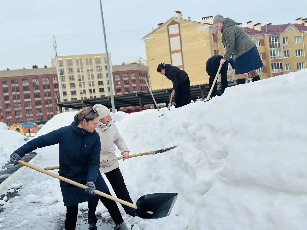 Образовательные учреждения Чебоксар начали уборку после зимы Образовательные учреждения Чебоксар начали уборку после зимы