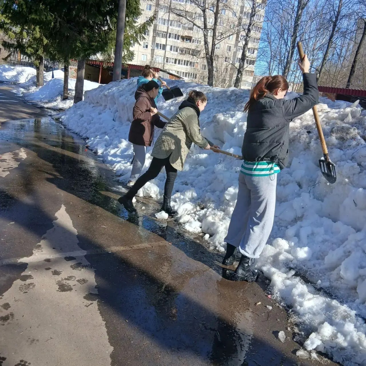 Образовательные учреждения Чебоксар начали уборку после зимы Образовательные учреждения Чебоксар начали уборку после зимы