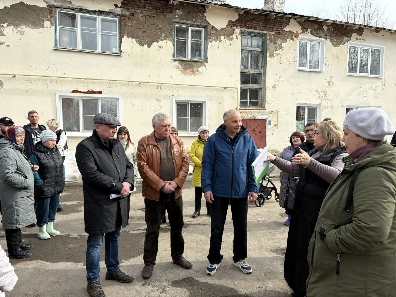 В мкр. Иваново состоялась встреча с жителями, посвящённая вопросам переселения из ветхого и аварийного жилья В мкр. Иваново состоялась встреча с жителями, посвящённая вопросам переселения из ветхого и аварийного жилья