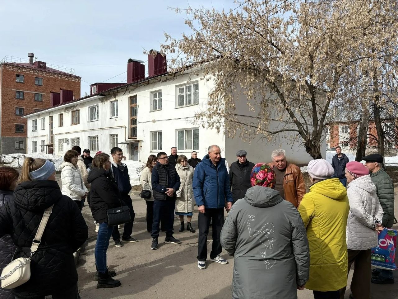 В мкр. Иваново состоялась встреча с жителями, посвящённая вопросам переселения из ветхого и аварийного жилья В мкр. Иваново состоялась встреча с жителями, посвящённая вопросам переселения из ветхого и аварийного жилья