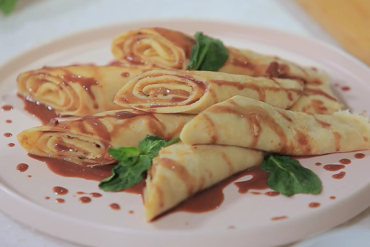 Сладкий завтрак: блинчики со сгущенкой и арахисом, которые понравятся всем