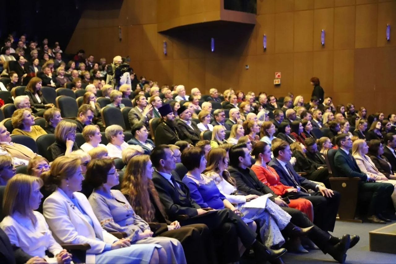 Тройной праздник на одной сцене: названы лауреаты «Узорчатого занавеса» Тройной праздник на одной сцене: названы лауреаты «Узорчатого занавеса»