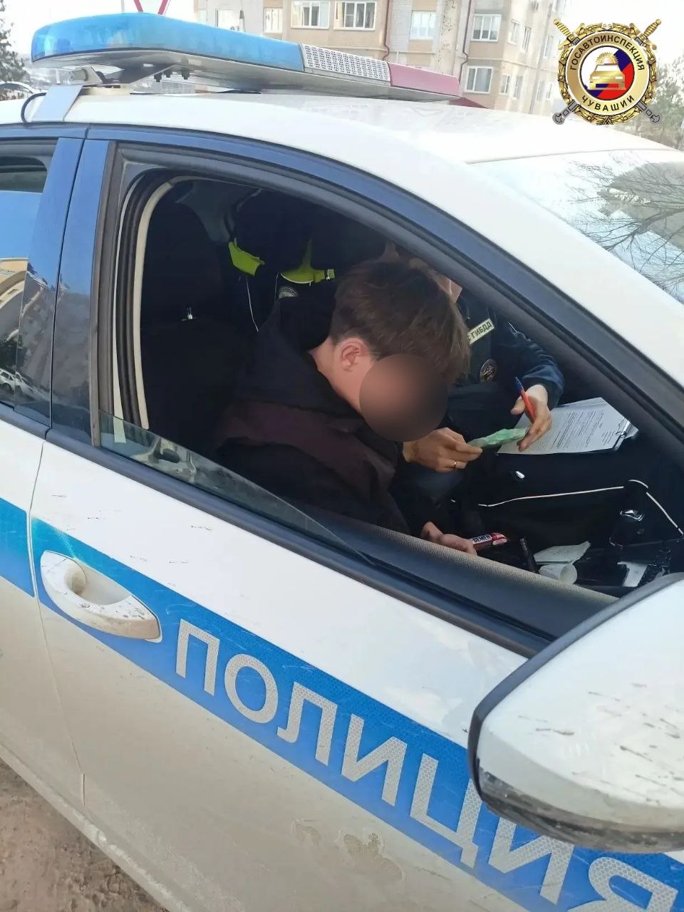 30 марта около 13:00 в г. Новочебоксарск на ул. Южная инспекторами ОВ ДПС по г. Новочебоксарск был остановлен автомобиль Renault 30 марта около 13:00 в г. Новочебоксарск на ул. Южная инспекторами ОВ ДПС по г. Новочебоксарск был остановлен автомобиль Renault