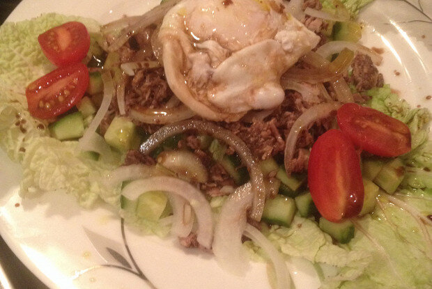 Салат с тунцом и яйцом пашот