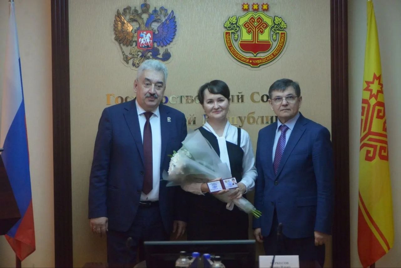 Леонид Черкесов: Вместе с Председателем Верховного Суда Чувашской Республики Анатолием Петровым вручили удостоверения мировым судьям Леонид Черкесов: Вместе с Председателем Верховного Суда Чувашской Республики Анатолием Петровым вручили удостоверения мировым судьям