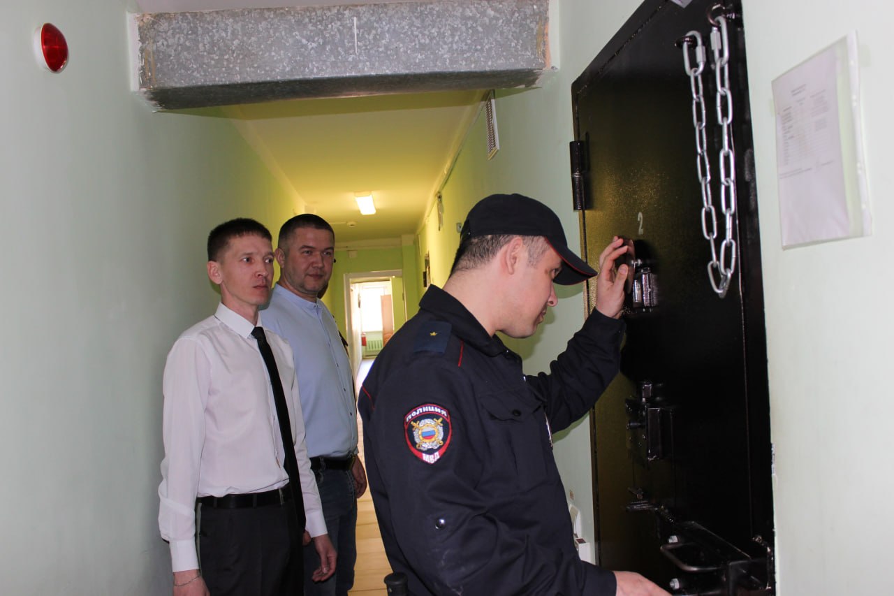 В Чебоксарах представители Общественного совета при УМВД посетили места принудительного содержания административных правонарушителей, подозреваемых и обвиняемых по уголовным делам В Чебоксарах представители Общественного совета при УМВД посетили места принудительного содержания административных правонарушителей, подозреваемых и обвиняемых по уголовным делам