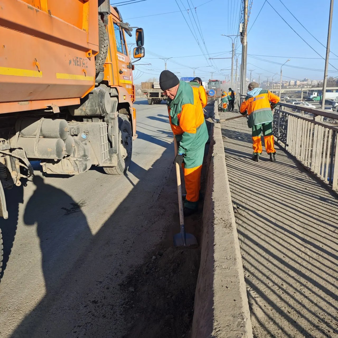 Доброе утро, чебоксарцы!. Сегодня коммунальные службы с самого утра продолжают заботиться о нашем городе: убирают улицы, вывозят смет, моют ограждения и приводят в порядок общественные пространства Доброе утро, чебоксарцы!. Сегодня коммунальные службы с самого утра продолжают заботиться о нашем городе: убирают улицы, вывозят смет, моют ограждения и приводят в порядок общественные пространства