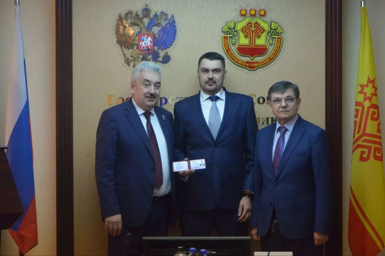 Леонид Черкесов: Вместе с Председателем Верховного Суда Чувашской Республики Анатолием Петровым вручили удостоверения мировым судьям Леонид Черкесов: Вместе с Председателем Верховного Суда Чувашской Республики Анатолием Петровым вручили удостоверения мировым судьям