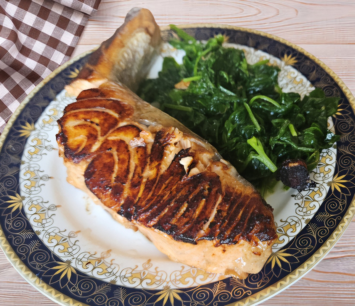 Лосось на гриле с летним шпинатом: легкий и вкусный ужин