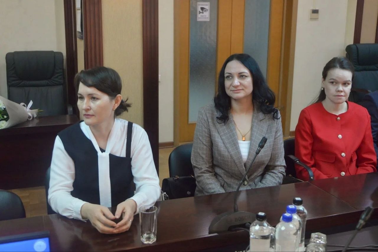 Леонид Черкесов: Вместе с Председателем Верховного Суда Чувашской Республики Анатолием Петровым вручили удостоверения мировым судьям Леонид Черкесов: Вместе с Председателем Верховного Суда Чувашской Республики Анатолием Петровым вручили удостоверения мировым судьям