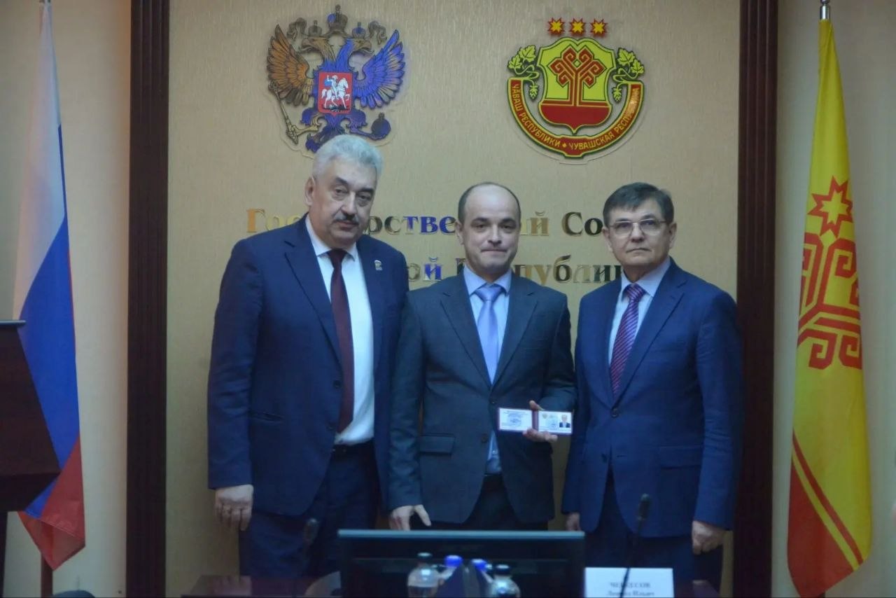 Леонид Черкесов: Вместе с Председателем Верховного Суда Чувашской Республики Анатолием Петровым вручили удостоверения мировым судьям Леонид Черкесов: Вместе с Председателем Верховного Суда Чувашской Республики Анатолием Петровым вручили удостоверения мировым судьям