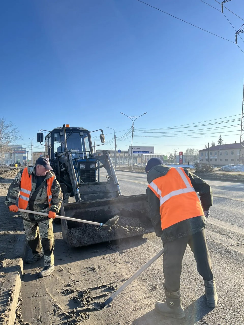 Доброе утро, чебоксарцы!. Сегодня коммунальные службы с самого утра продолжают заботиться о нашем городе: убирают улицы, вывозят смет, моют ограждения и приводят в порядок общественные пространства Доброе утро, чебоксарцы!. Сегодня коммунальные службы с самого утра продолжают заботиться о нашем городе: убирают улицы, вывозят смет, моют ограждения и приводят в порядок общественные пространства