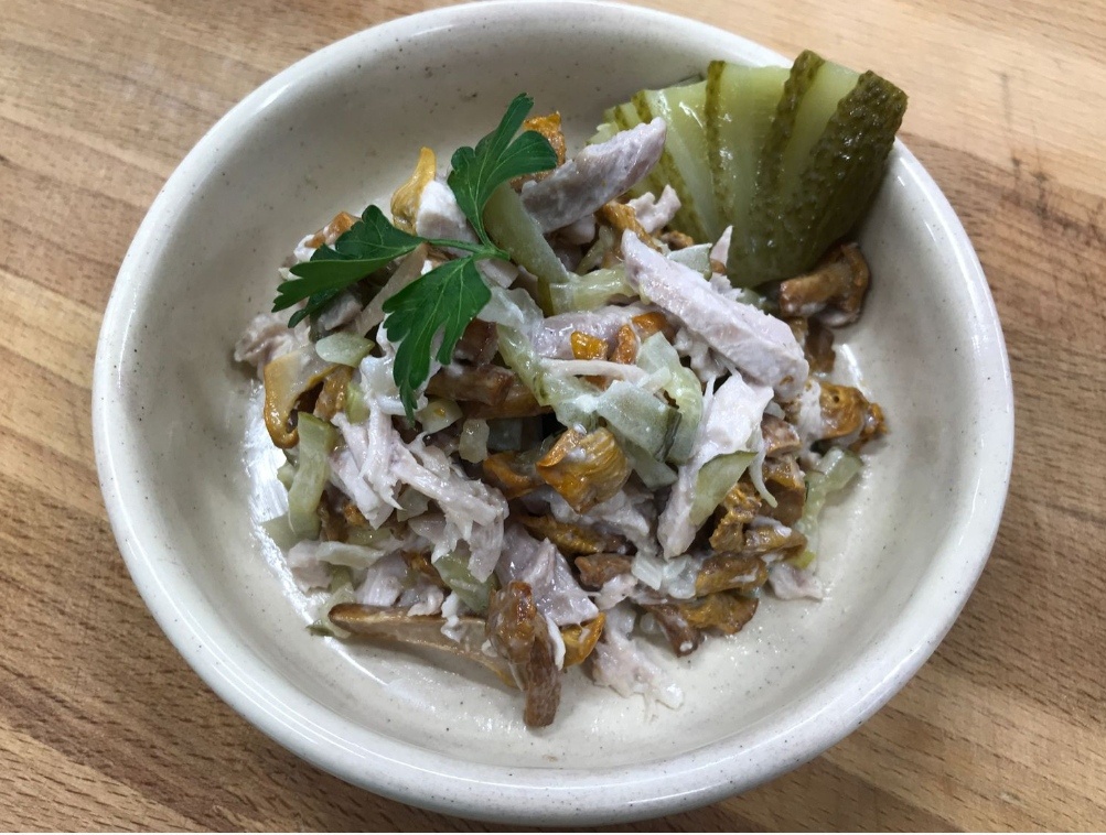 Салат из ветчины с грибами и огурцами: удивительный вкус весеннего угощения