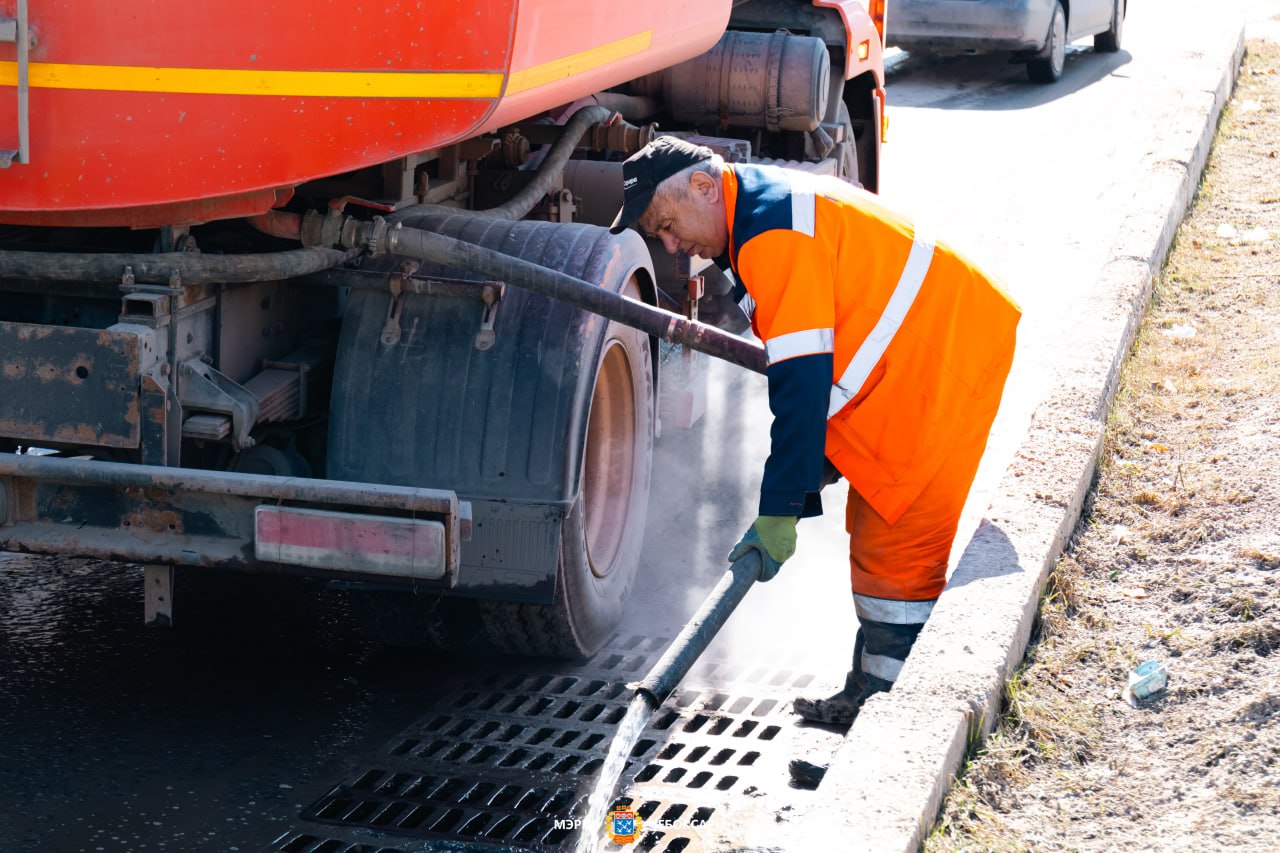 Масштабная кампания по наведению порядка после зимы проходит в Чебоксарах Масштабная кампания по наведению порядка после зимы проходит в Чебоксарах