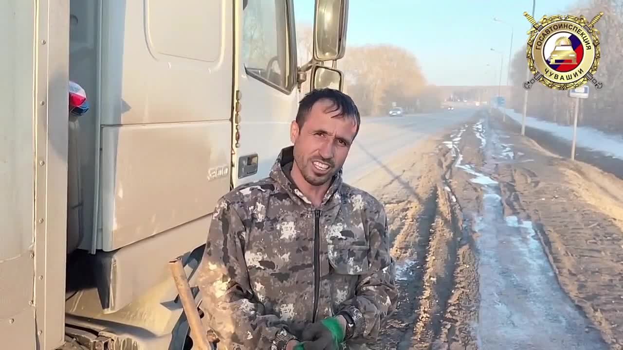В Чувашии стражи дорог пришли на помощь водителю фуры