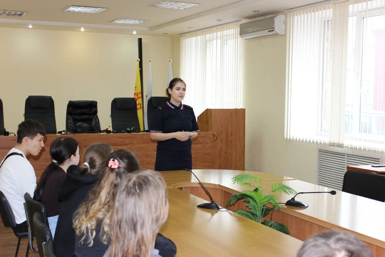 Чебоксарах полицейские и общественники провели профориентационную экскурсию для студентов техникума Чебоксарах полицейские и общественники провели профориентационную экскурсию для студентов техникума