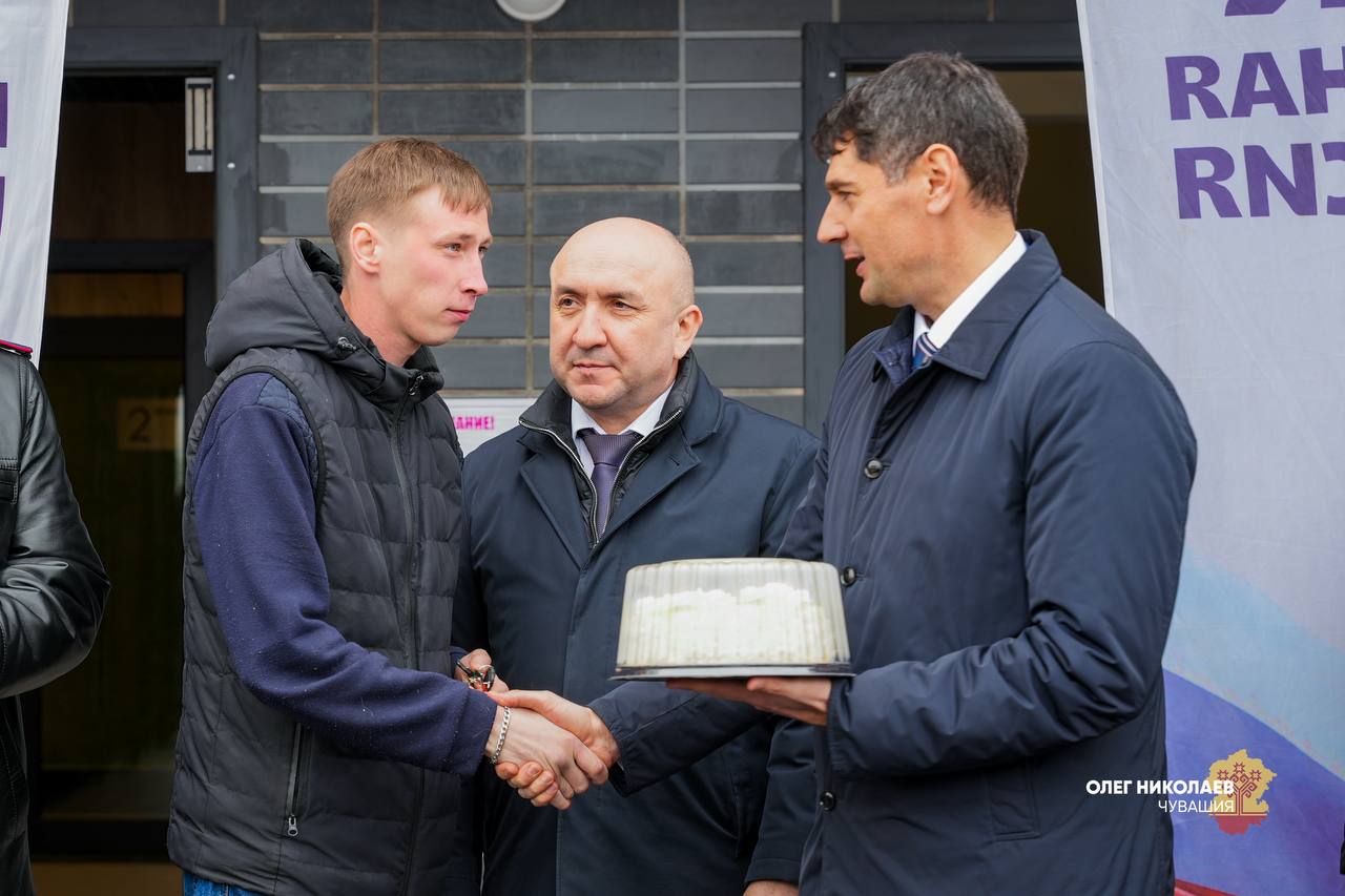 Олег Николаев: Ещё 23 новоселья в Чебоксарах! Вручили детям-сиротам ключи от собственных квартир Олег Николаев: Ещё 23 новоселья в Чебоксарах! Вручили детям-сиротам ключи от собственных квартир