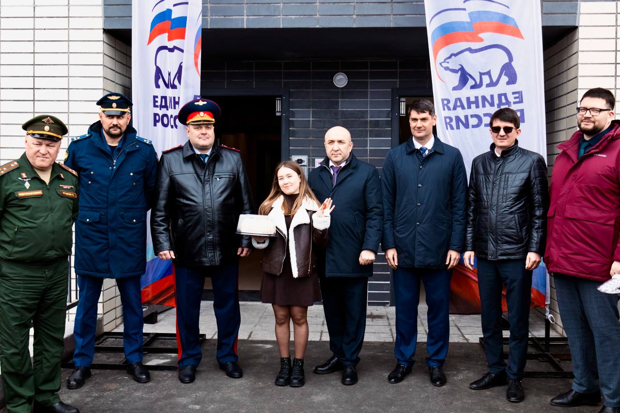 Руководитель следственного управления СК России по Чувашской Республике Александр Владимирович Полтинин принял участие в торжественной церемонии вручения ключей от квартир детям-сиротам Руководитель следственного управления СК России по Чувашской Республике Александр Владимирович Полтинин принял участие в торжественной церемонии вручения ключей от квартир детям-сиротам