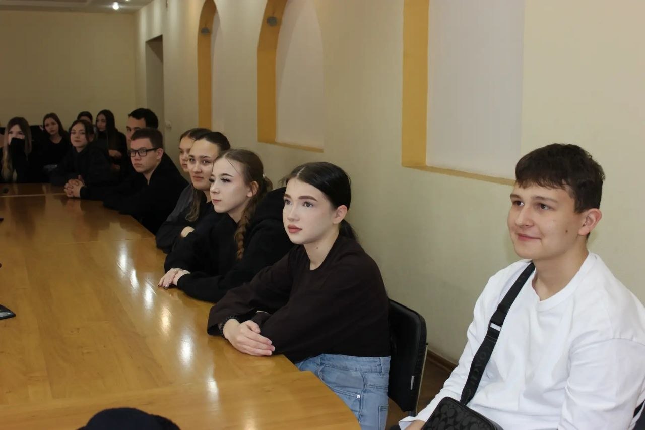 Чебоксарах полицейские и общественники провели профориентационную экскурсию для студентов техникума Чебоксарах полицейские и общественники провели профориентационную экскурсию для студентов техникума