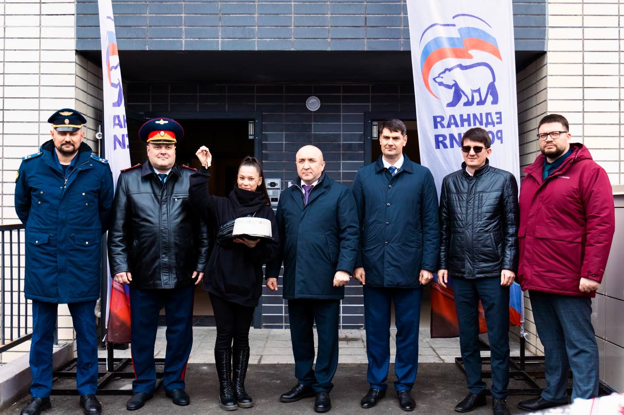 Руководитель следственного управления СК России по Чувашской Республике Александр Владимирович Полтинин принял участие в торжественной церемонии вручения ключей от квартир детям-сиротам Руководитель следственного управления СК России по Чувашской Республике Александр Владимирович Полтинин принял участие в торжественной церемонии вручения ключей от квартир детям-сиротам