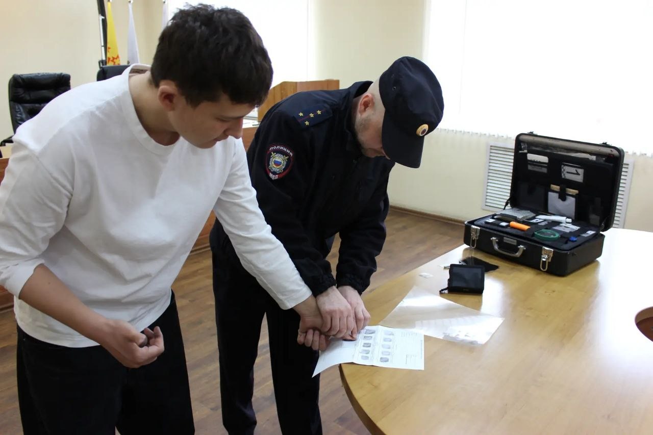 Чебоксарах полицейские и общественники провели профориентационную экскурсию для студентов техникума