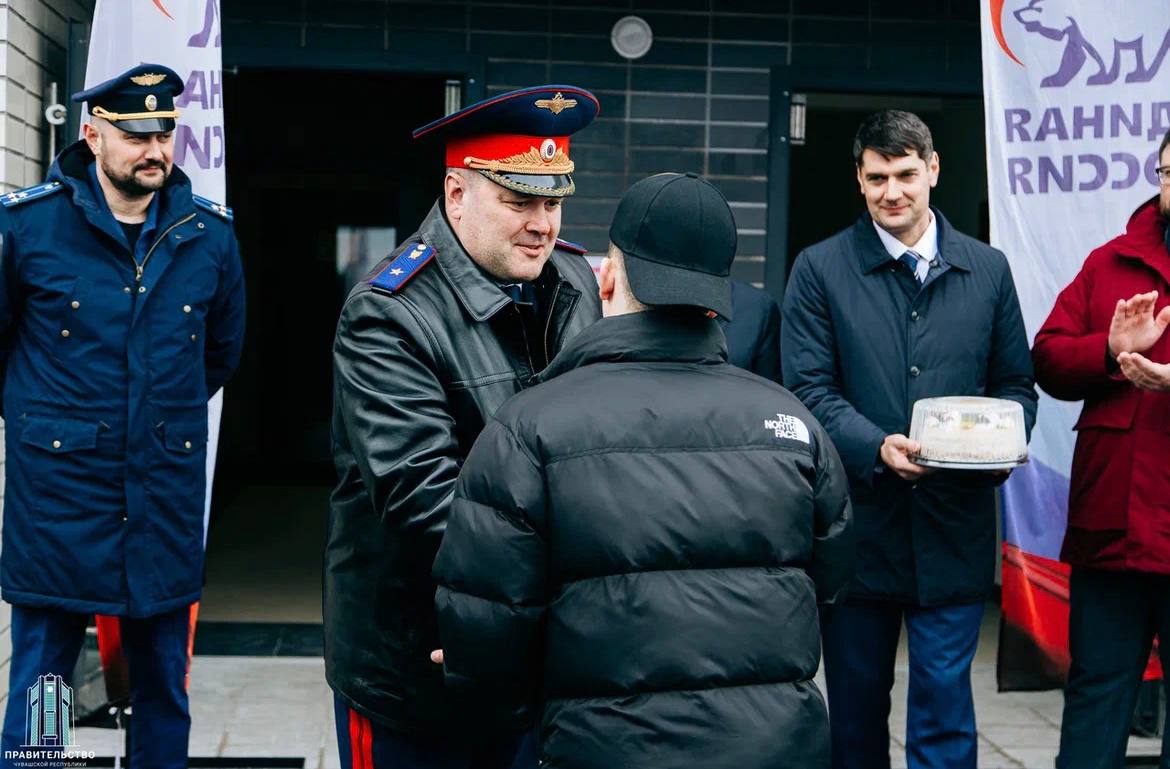 Руководитель следственного управления СК России по Чувашской Республике Александр Владимирович Полтинин принял участие в торжественной церемонии вручения ключей от квартир детям-сиротам Руководитель следственного управления СК России по Чувашской Республике Александр Владимирович Полтинин принял участие в торжественной церемонии вручения ключей от квартир детям-сиротам