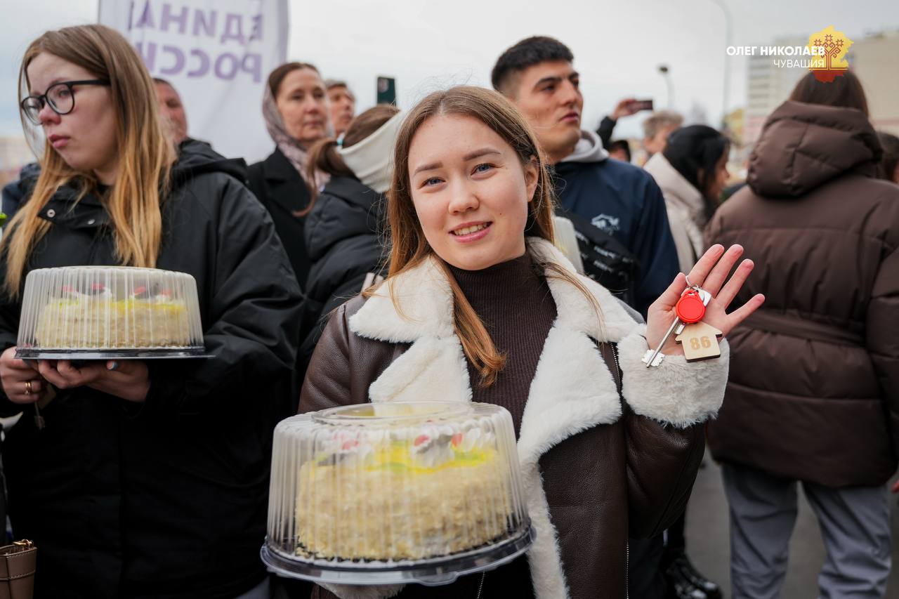 Олег Николаев: Ещё 23 новоселья в Чебоксарах! Вручили детям-сиротам ключи от собственных квартир Олег Николаев: Ещё 23 новоселья в Чебоксарах! Вручили детям-сиротам ключи от собственных квартир