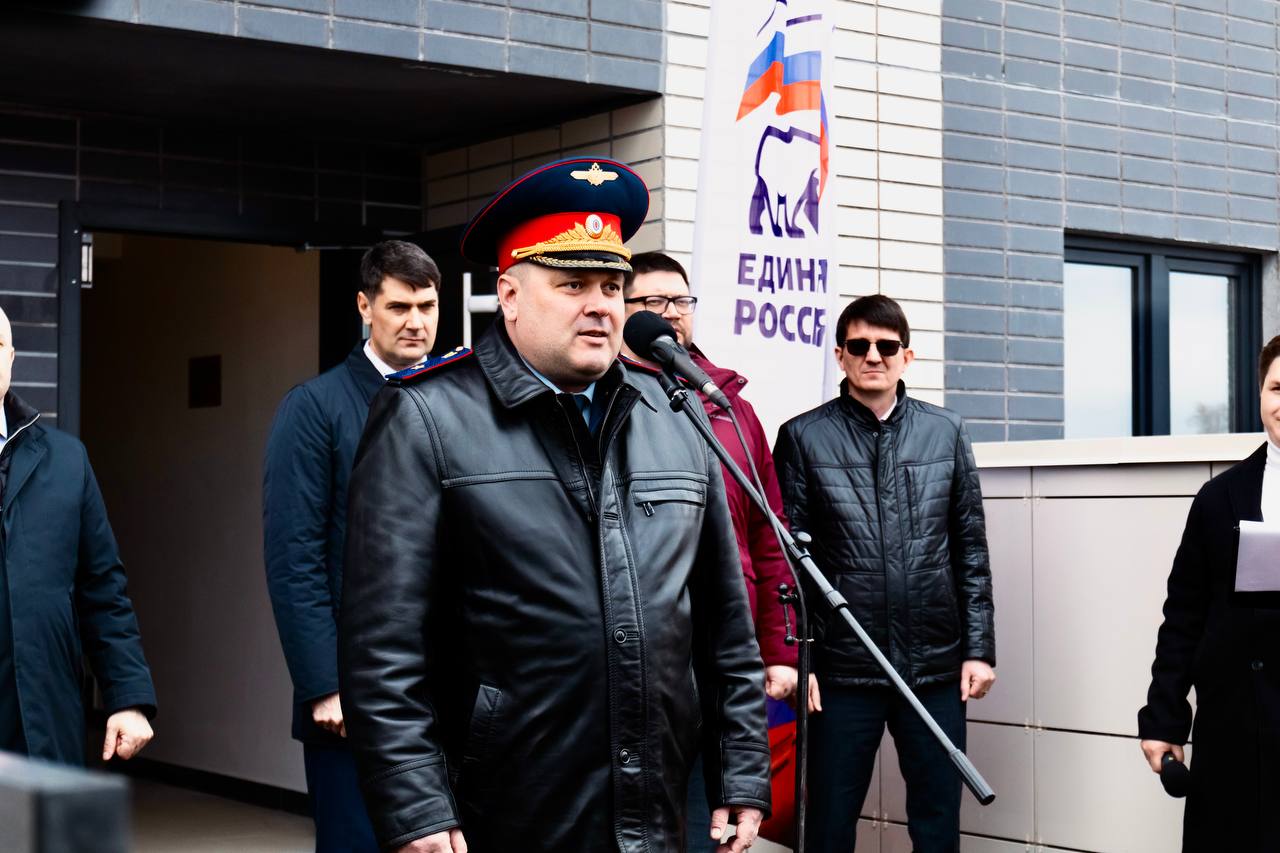 Руководитель следственного управления СК России по Чувашской Республике Александр Владимирович Полтинин принял участие в торжественной церемонии вручения ключей от квартир детям-сиротам