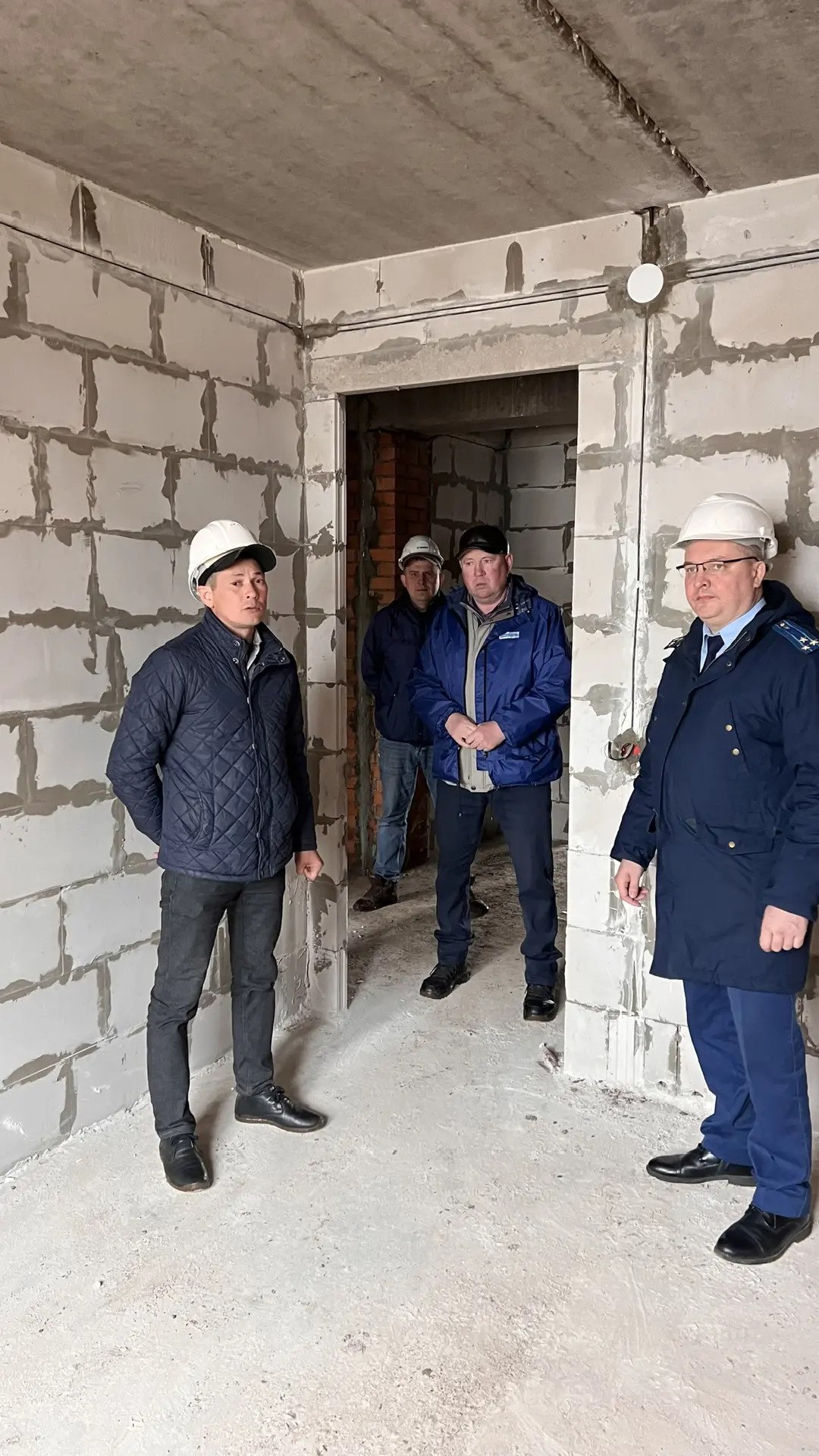 Прокурор Вурнарского района Сергей Парамонов проинспектировал ход строительства многоквартирного жилого дома