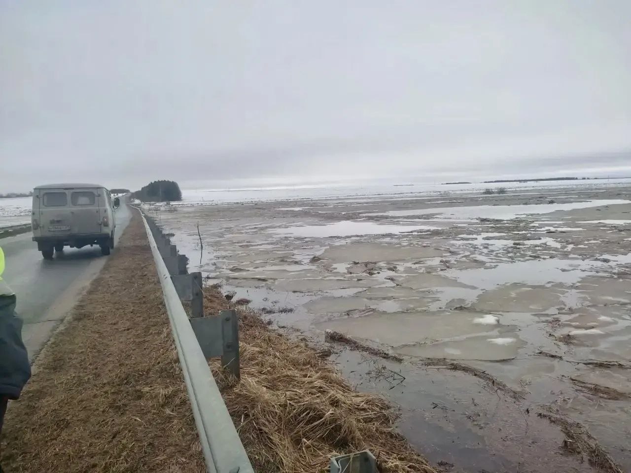 Талые воды подошли к проезжей части трассы Вурнары — Убеево — Красноармейское