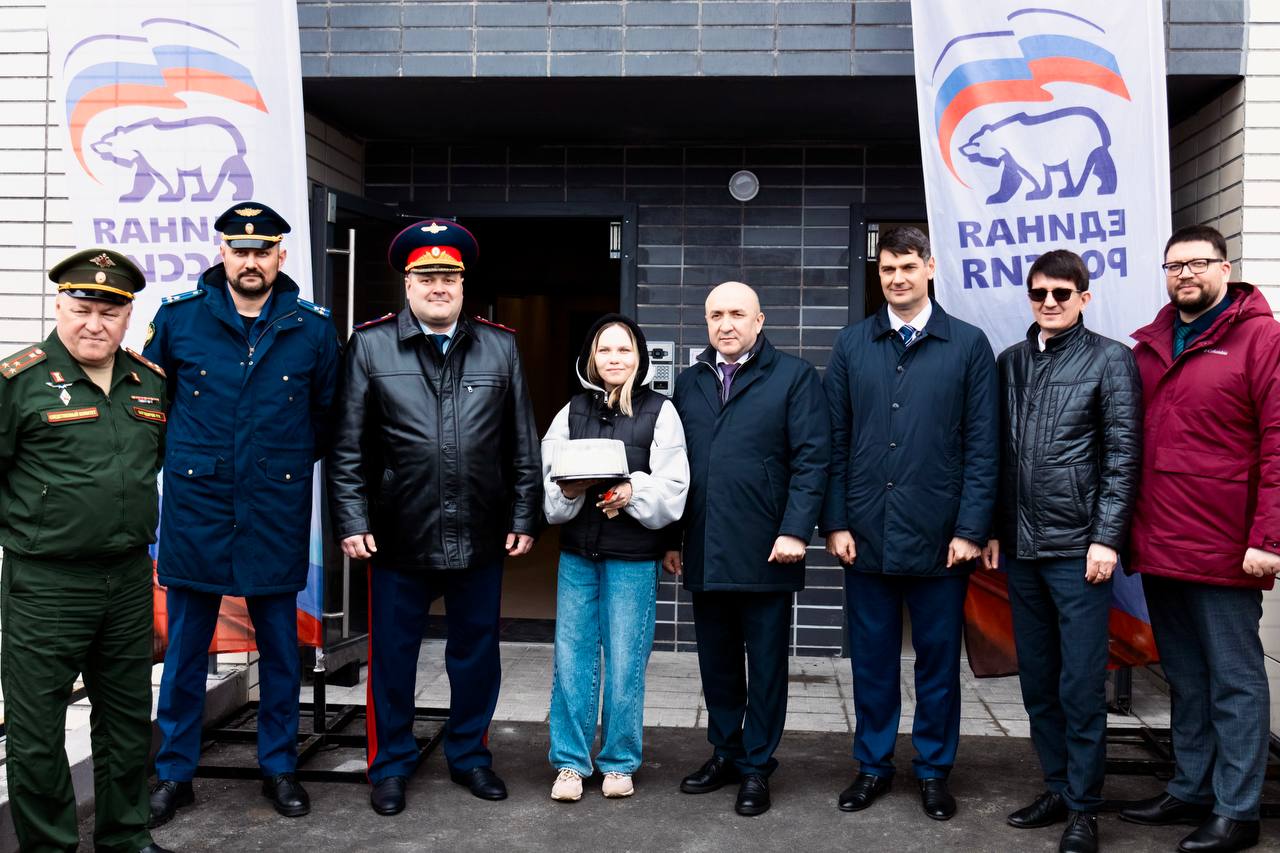 Руководитель следственного управления СК России по Чувашской Республике Александр Владимирович Полтинин принял участие в торжественной церемонии вручения ключей от квартир детям-сиротам Руководитель следственного управления СК России по Чувашской Республике Александр Владимирович Полтинин принял участие в торжественной церемонии вручения ключей от квартир детям-сиротам