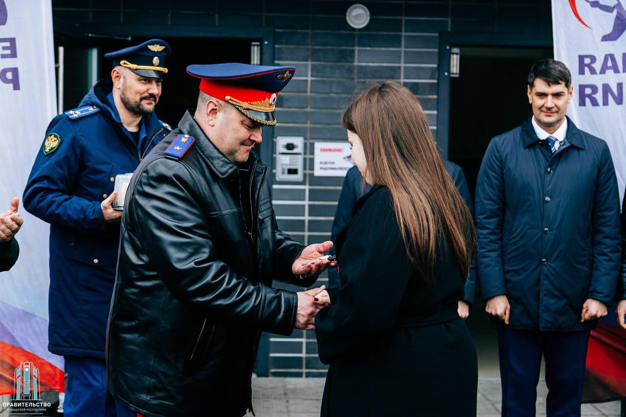 Руководитель следственного управления СК России по Чувашской Республике Александр Владимирович Полтинин принял участие в торжественной церемонии вручения ключей от квартир детям-сиротам Руководитель следственного управления СК России по Чувашской Республике Александр Владимирович Полтинин принял участие в торжественной церемонии вручения ключей от квартир детям-сиротам