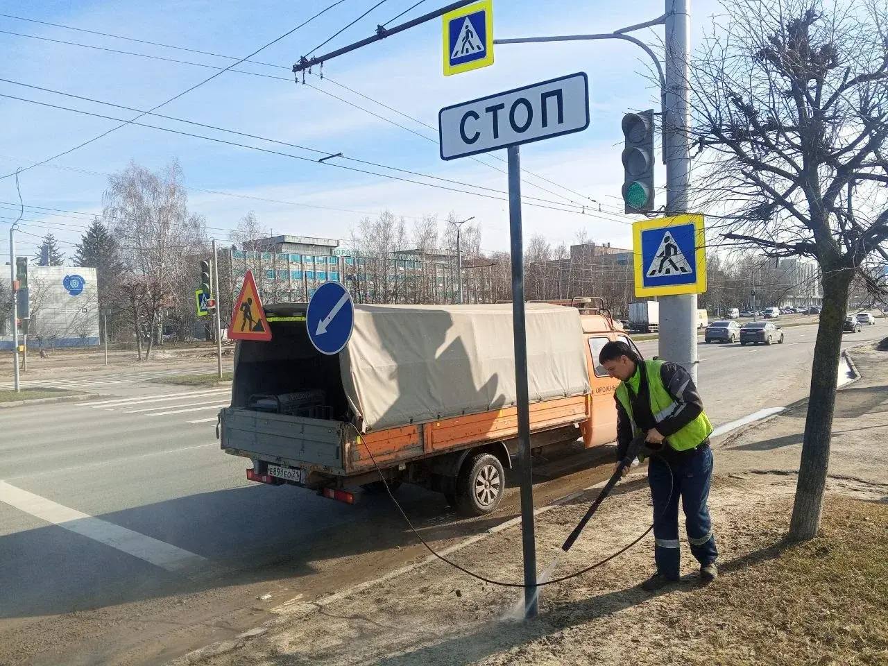 АО «Дирекция гаражных хозяйств» продолжает плановую работу по очистке дорожных объектов