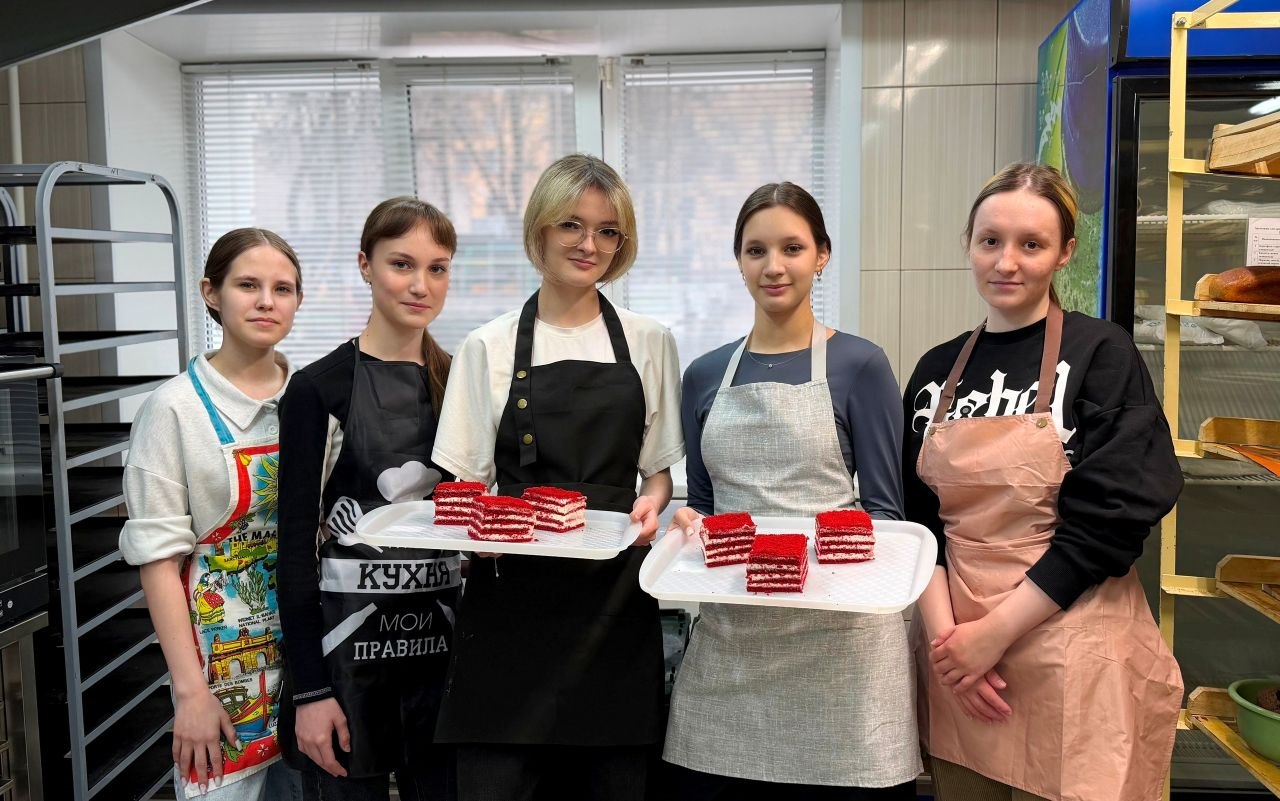 Представьте: вместо скучных уроков — приготовление ароматных десертов, вместо тетрадей — кондитерские инструменты, а учитель — настоящий мастер-пекарь Представьте: вместо скучных уроков — приготовление ароматных десертов, вместо тетрадей — кондитерские инструменты, а учитель — настоящий мастер-пекарь