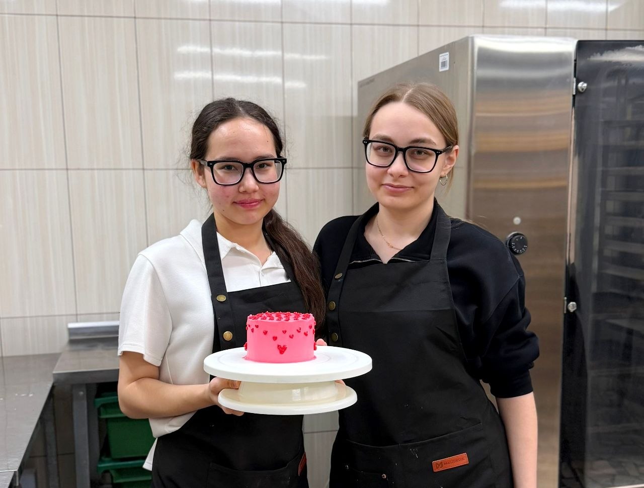 Представьте: вместо скучных уроков — приготовление ароматных десертов, вместо тетрадей — кондитерские инструменты, а учитель — настоящий мастер-пекарь